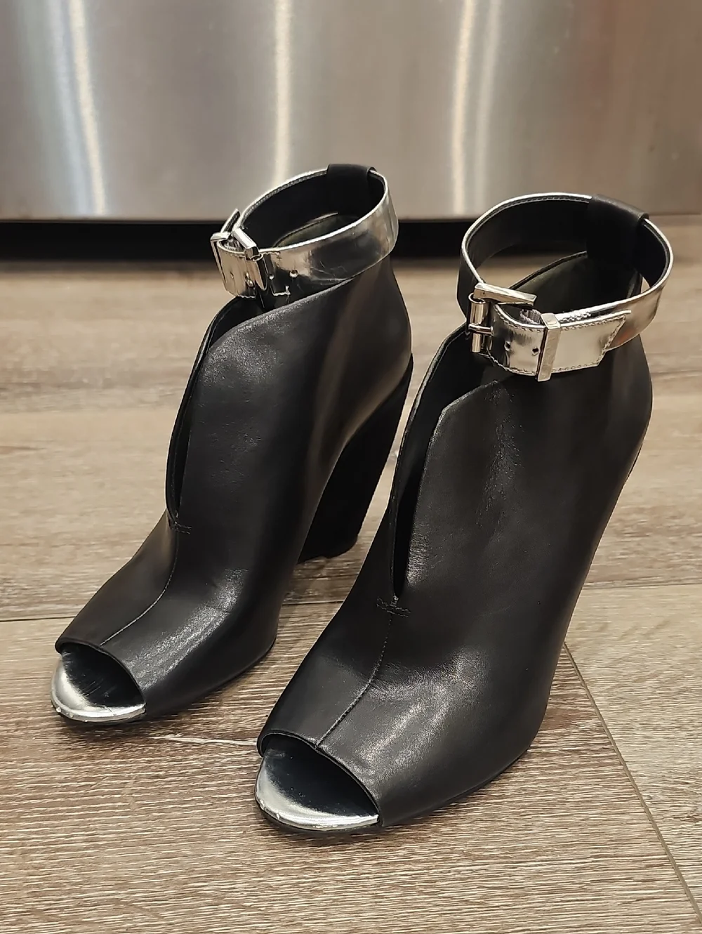 Kenneth Cole New York Silver Peep Toe Broome Wedges Black Leather Heels SZ 7.5